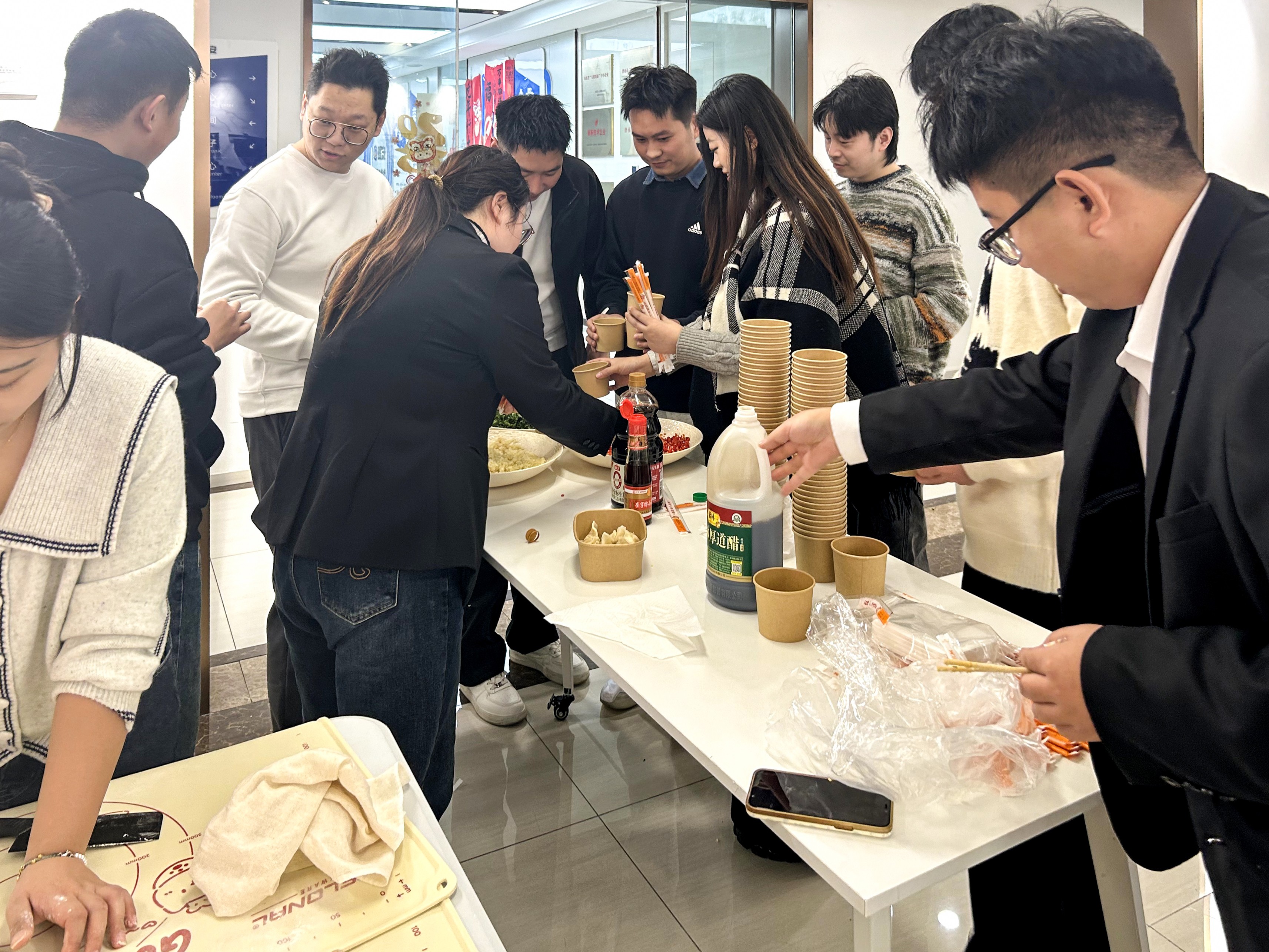 凝聚冬日溫情！瑤安集團舉辦包餃子活動